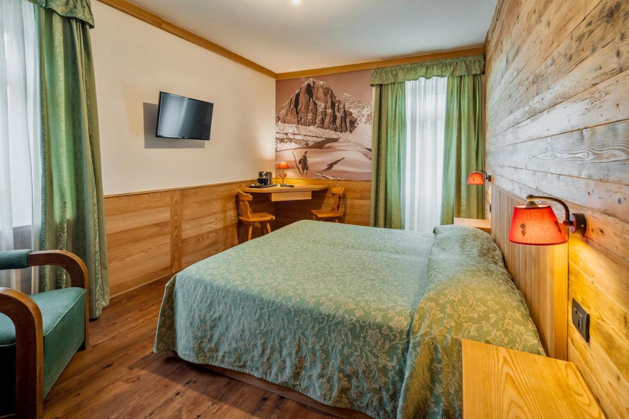 Hotel Corona Cortina dʼAmpezzo Extérieur photo