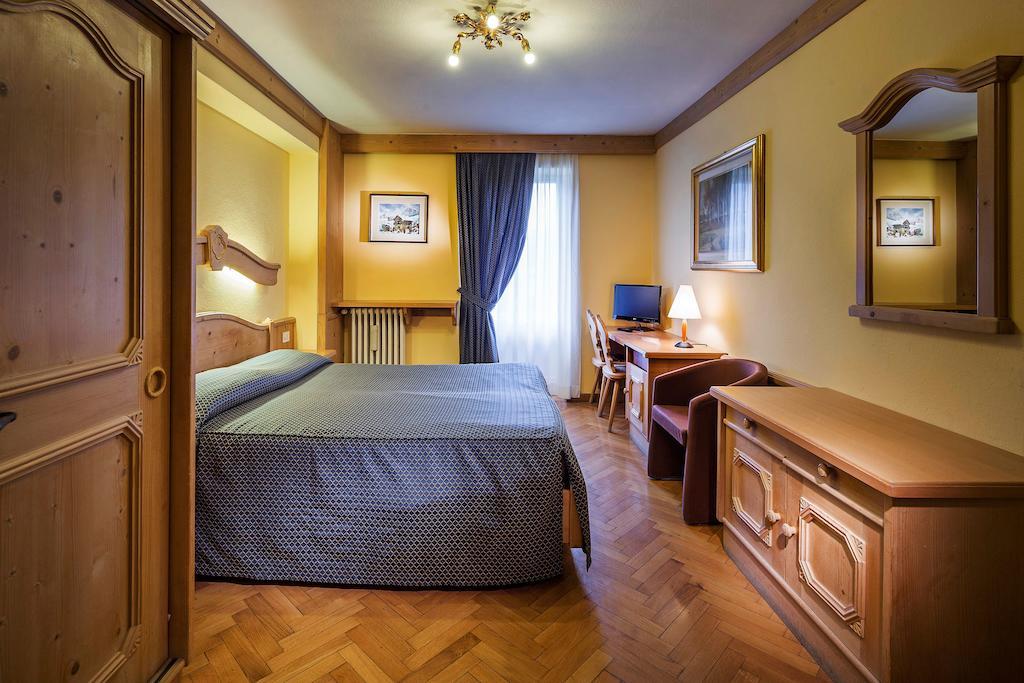 Hotel Corona Cortina dʼAmpezzo Extérieur photo