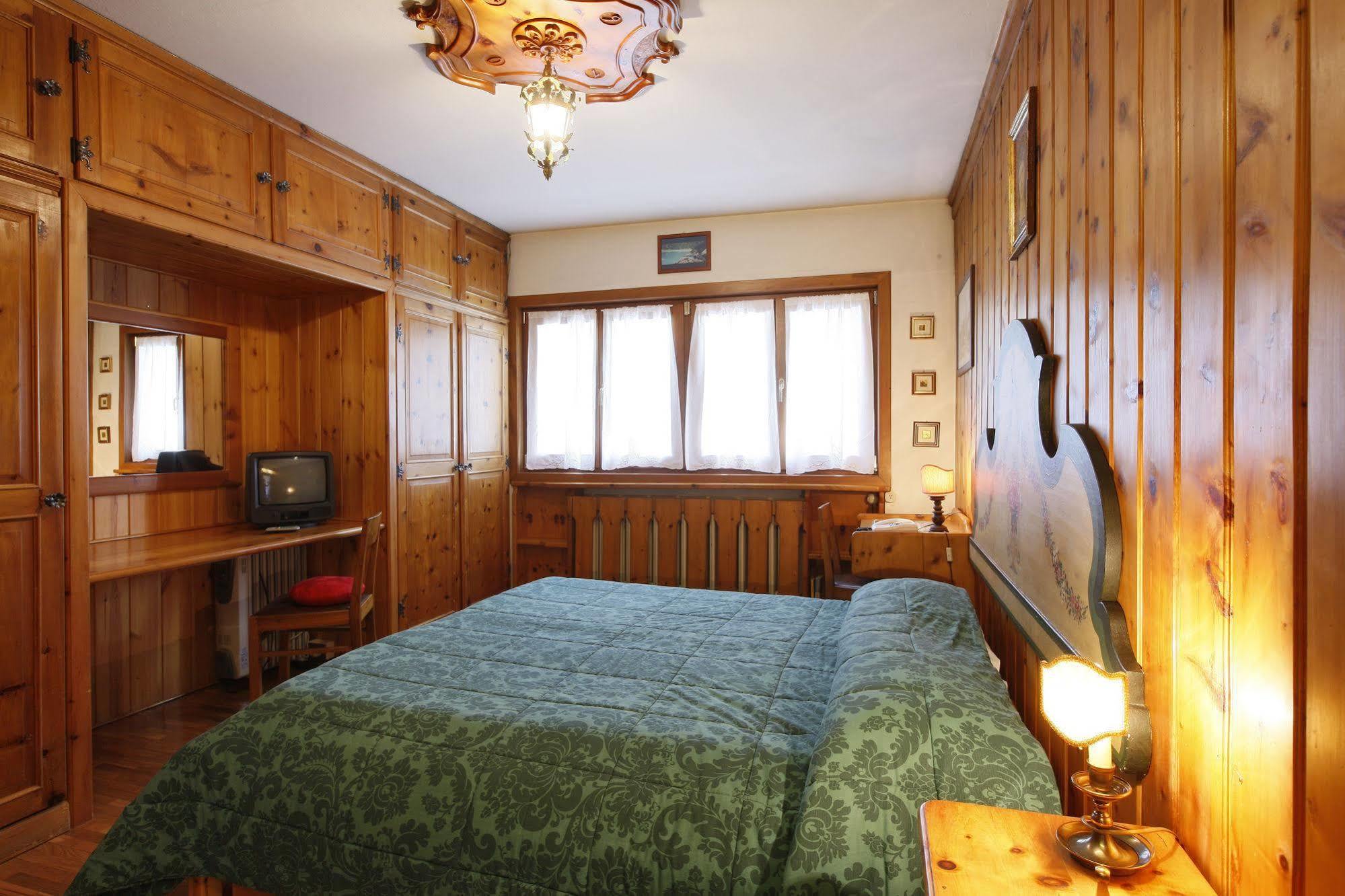 Hotel Corona Cortina dʼAmpezzo Extérieur photo