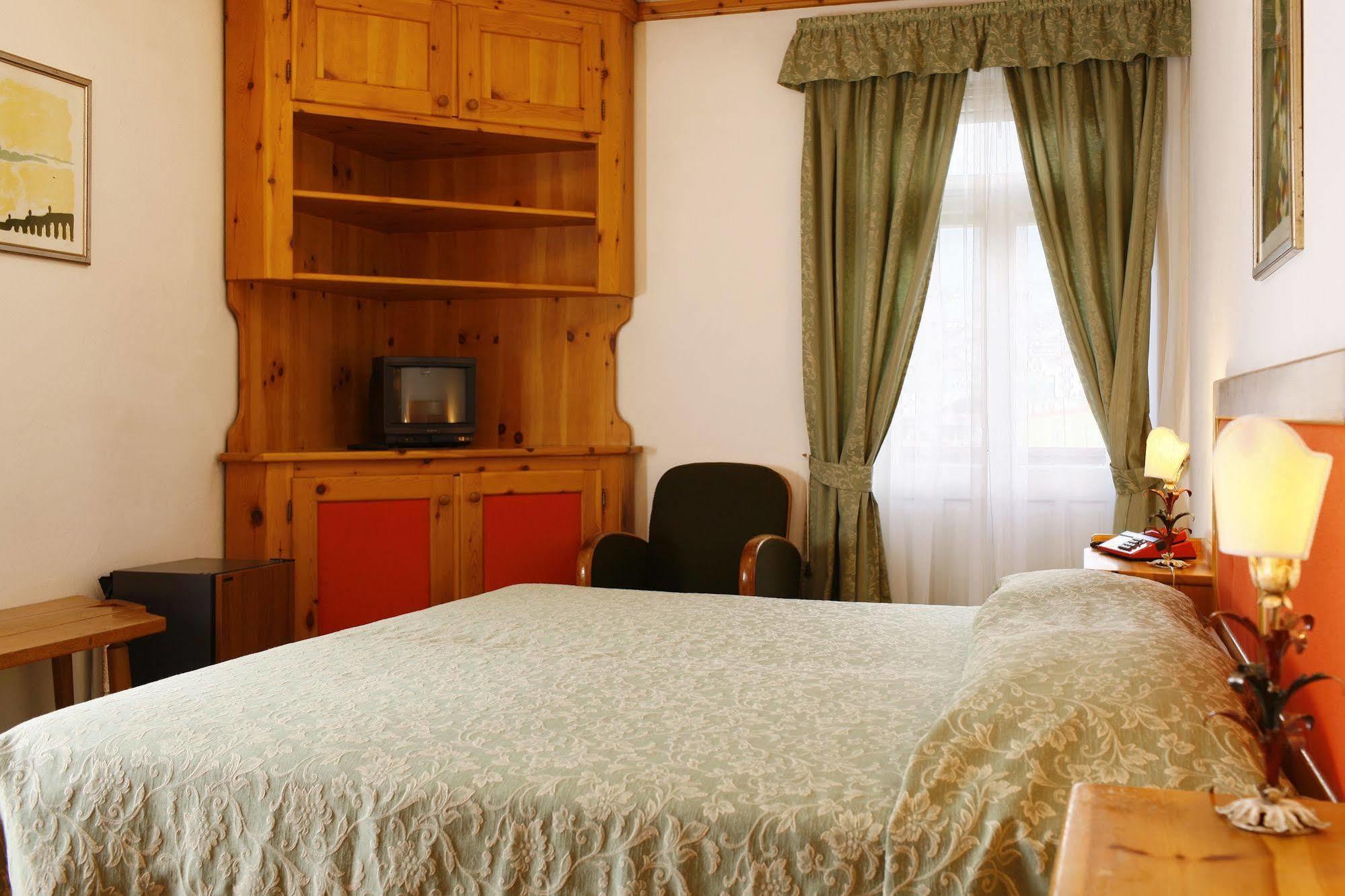 Hotel Corona Cortina dʼAmpezzo Extérieur photo